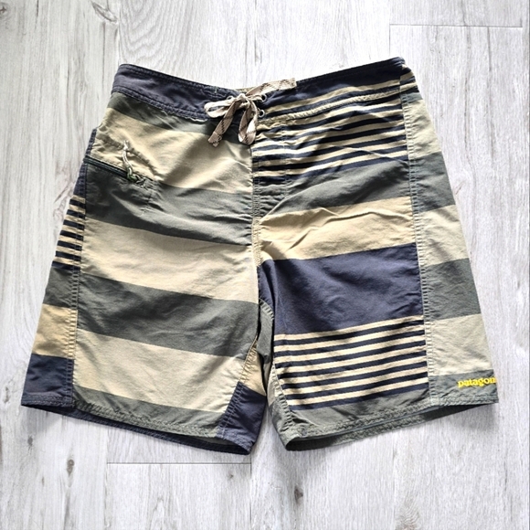 Patagonia | Wavefarer Fitz Stripe Basin Green activewear swim trunks | MENS 30" - Picture 2 of 11